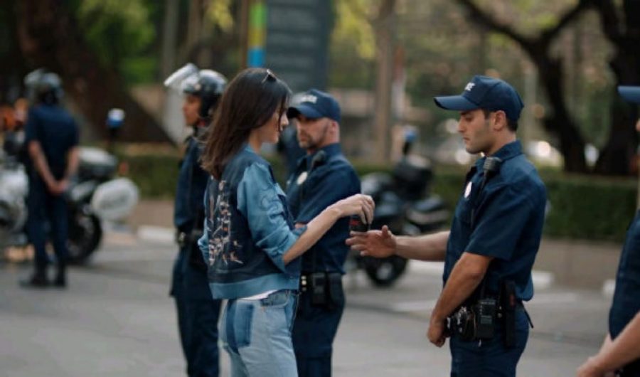 Kendall+Jenner+hands+a+cop+a+Pepsi+to+solve+all+discrimination+issues+in+the+USA.%0A