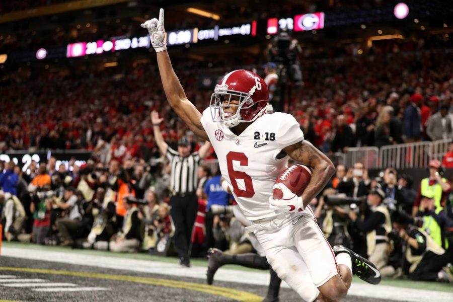 DeVonta Smith catches the game winning pass from Tua Tagovailoa.